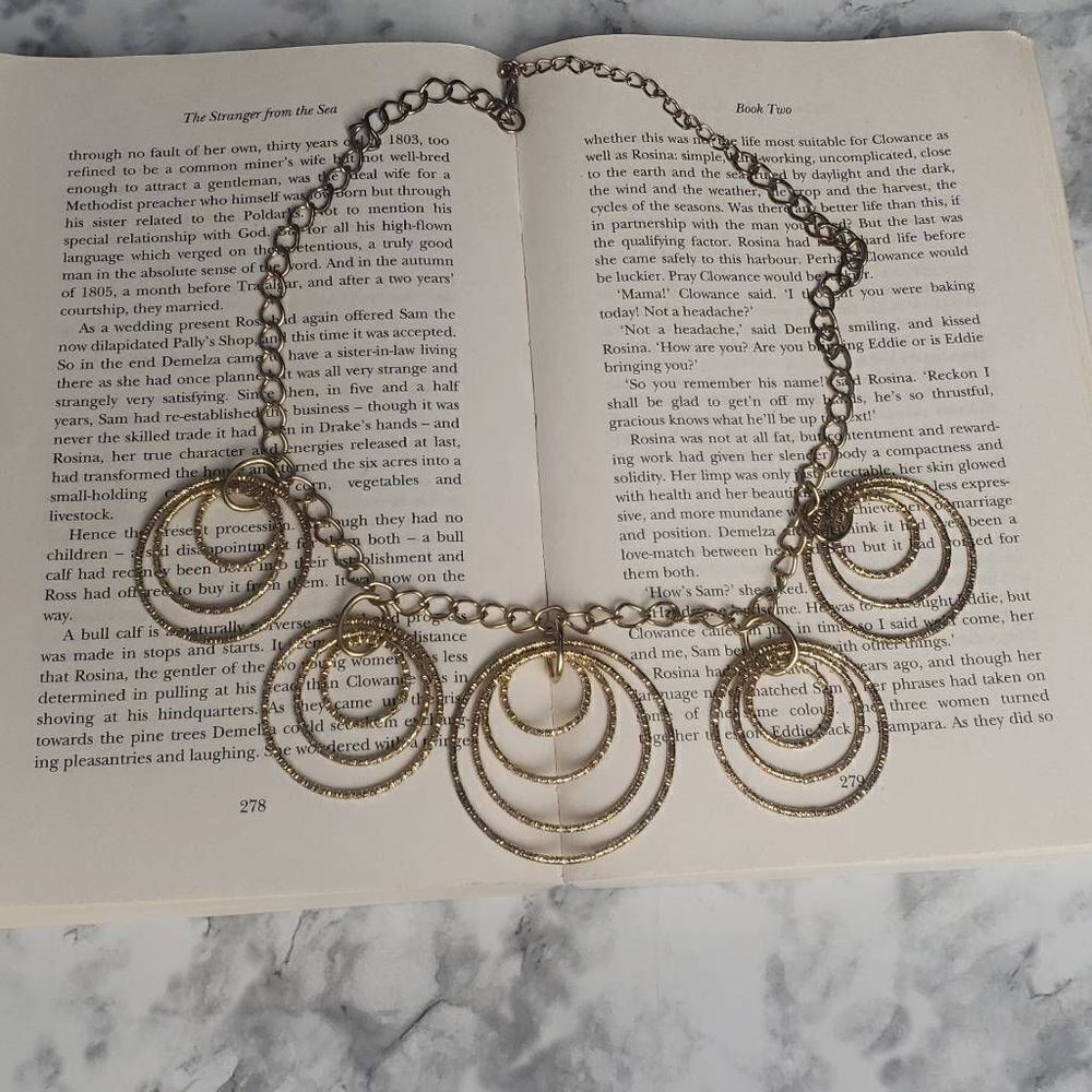 ‎Golden Circle Hooped Rings Necklace